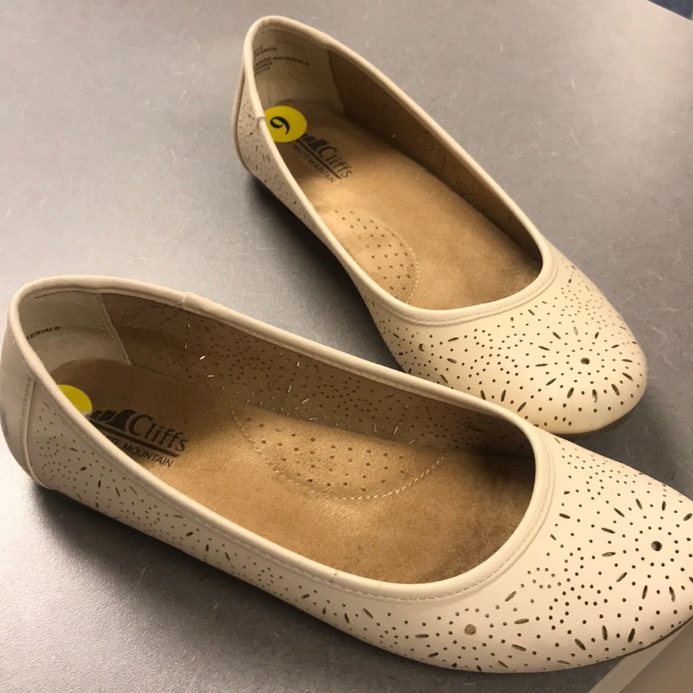 Adorable tan flats!